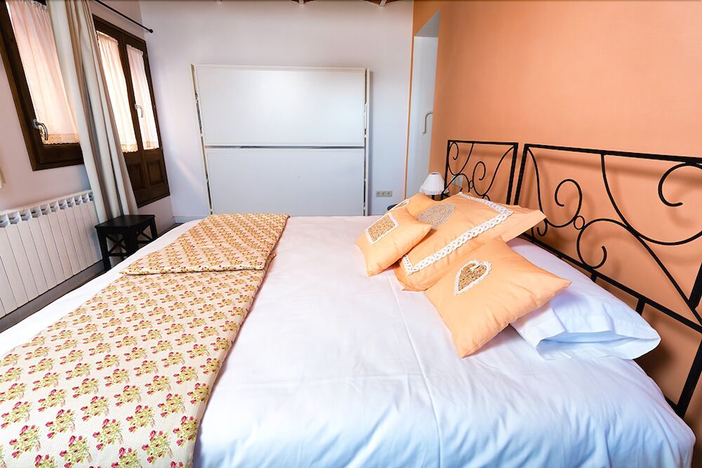 Emphasis Guest House Casserres Exterior photo